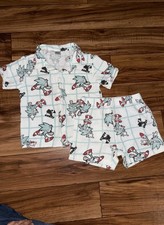 Sonic the Hedgehog 2-piece outfit.