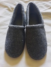 Boy's Size 4 Bedroom Slippers Faux Wool Dark Charcoal Gray Pre-owned Good Cond.