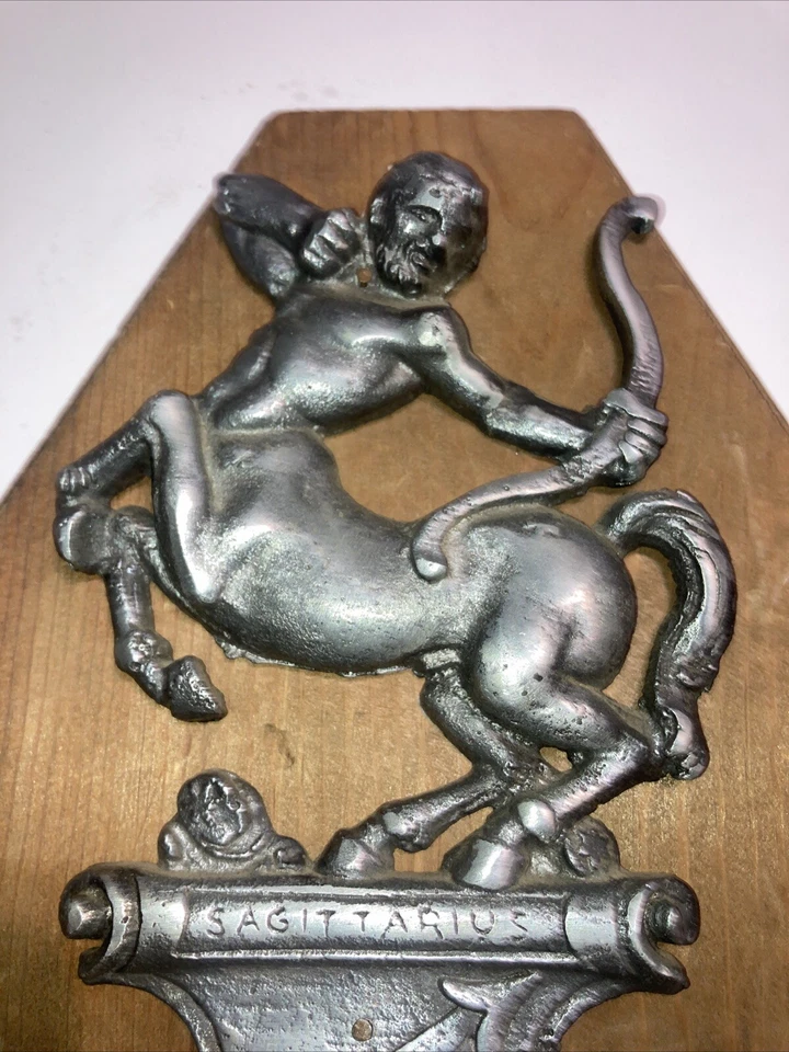 Signo del zodiaco de metal 3D en una placa de pared de madera - Sagitario Foto 3 de 4