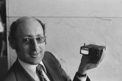 Clive Sinclair Holding Sinclair MTV1 Microvision England 1977 4x6 Foto