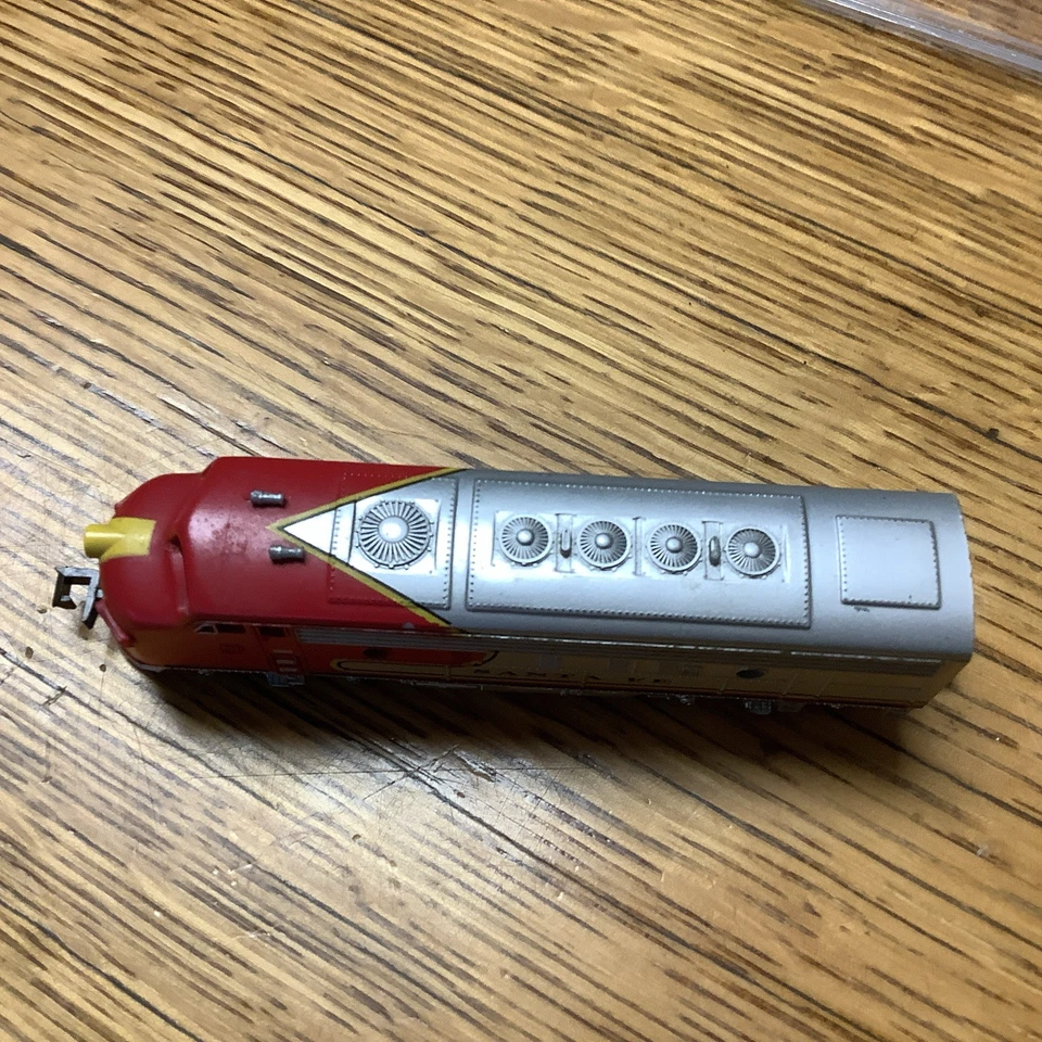 Bachmann Spectrum N Scale F7 A&B Diesel Locomotive Powered Santa Fe War Bonnet - Image 4 of 4