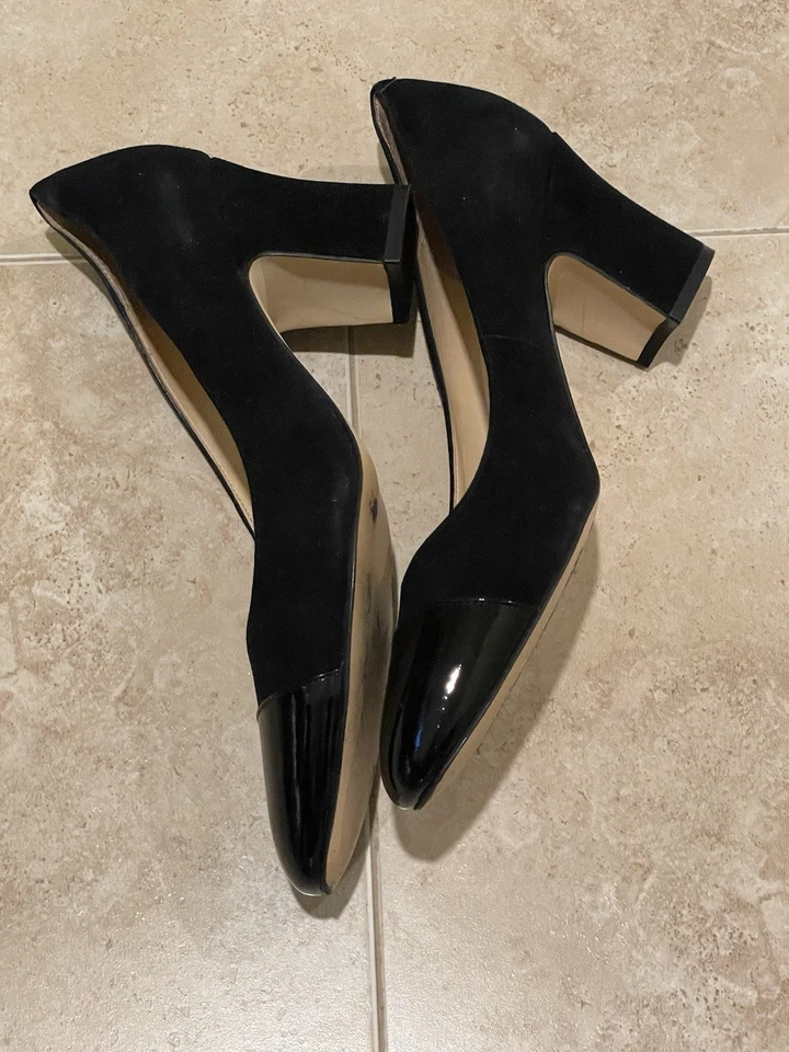 Zapatos de salón Ivanka Trump de gamuza negra y charol con tacón ancho Foto 4 de 4