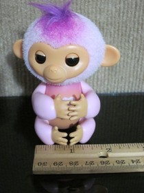 Fingerlings Interactive Baby Monkey Harmony 70+ Sounds And Reactions Pink