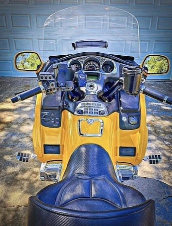 2005 Honda Gold Wing GL1800 30th Anniversary Edition - seat, tank, handlebars, instrumentation