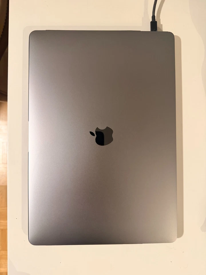 Apple MacBook Pro 15" 2019 · i9 · 16GB · 512GB, Foto 1 von 4