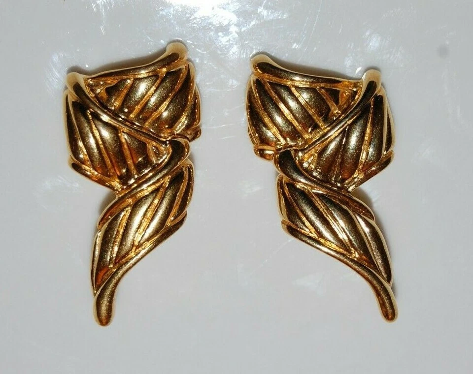 ELEGANT VTG PREMIER DESIGNS COUTURE GOLDEN RIBBED FLOWING RIBBON CLIP EARRINGS - Image 3 of 4