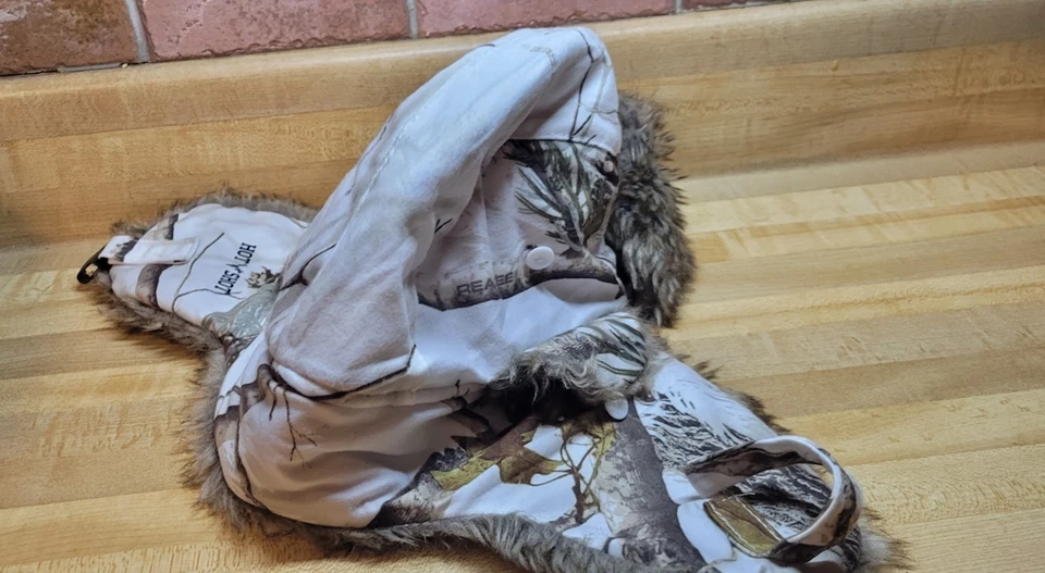 Real Tree Hot Shot Brown Faux Fur buckle Thinsulate Lined Tree Warm Bomber Hat - Image 4 of 4