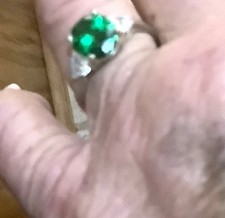 Ovaler Smaragd Ring mit Diamant Akzenten Grö...
