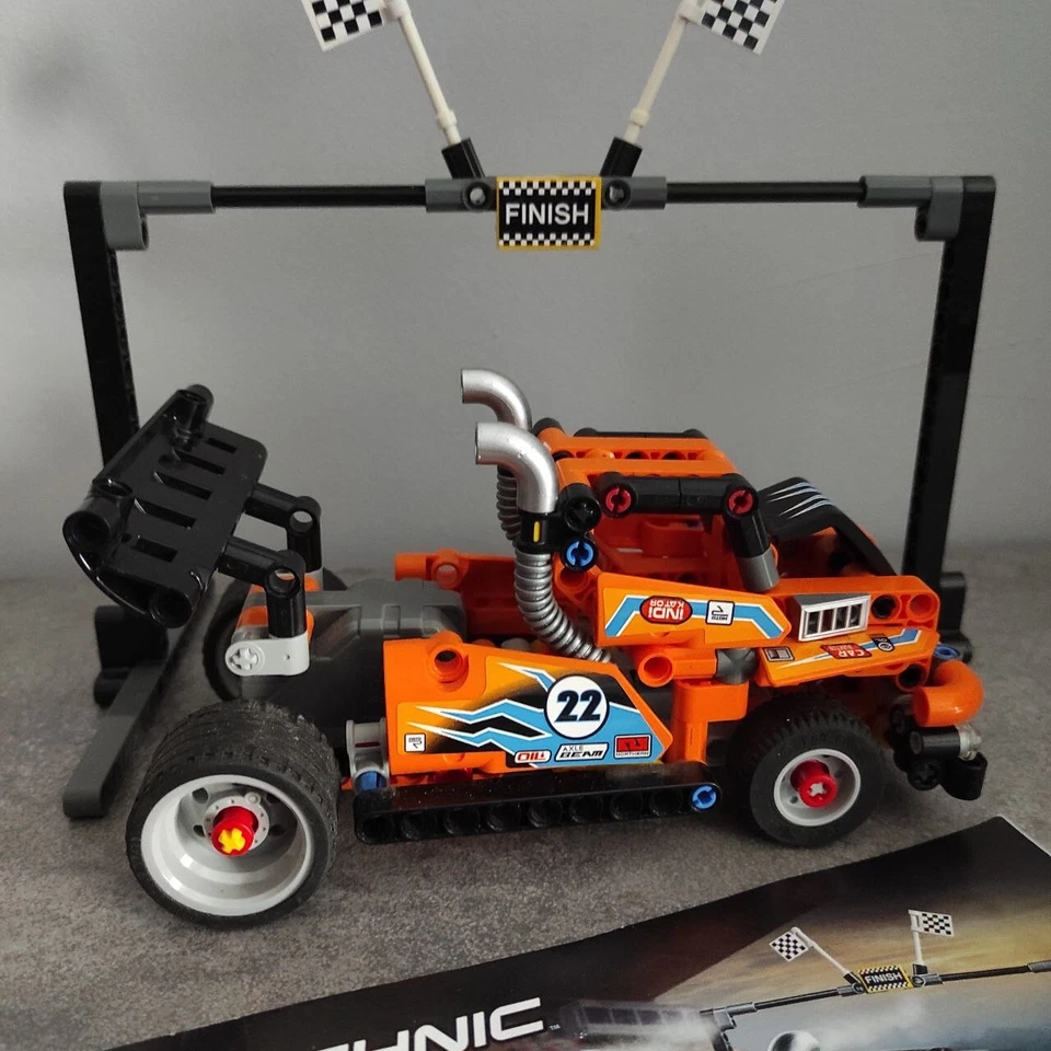 LEGO Technic 42104 Race Truck, foto 3 di 4