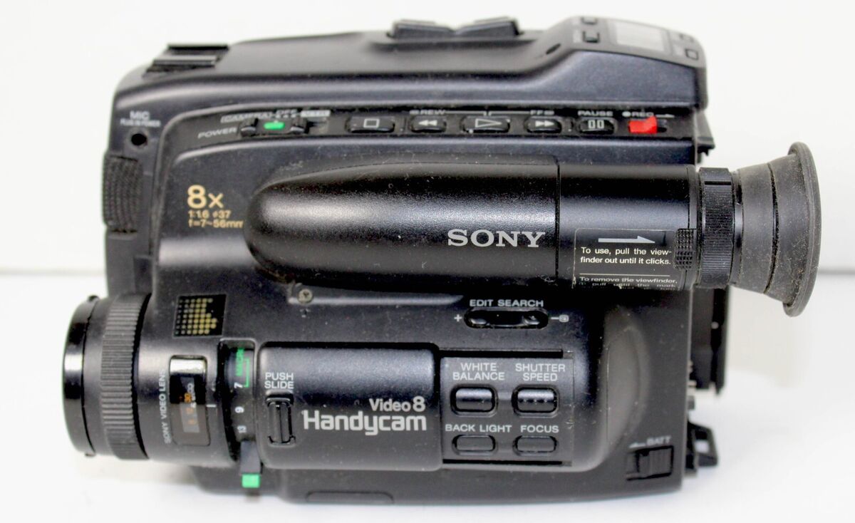 Sony CCD-TR6 8mm Video8 Handycam Video Camera With Charger Sony CCD-TR6 8mm Video8 Handycam Video Camera With Charger