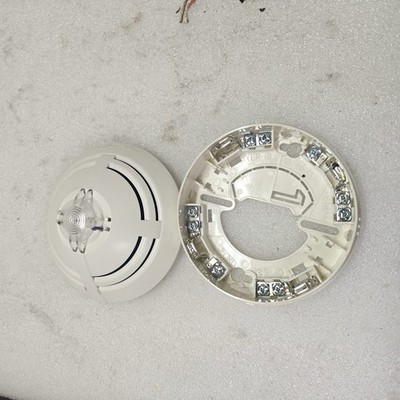 ESSER IQ8QUAD O2T MULTISENSOR DETECTOR WITH BASE