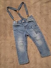 Süße Baby Jeans mit abnehmbaren Hosenträge...