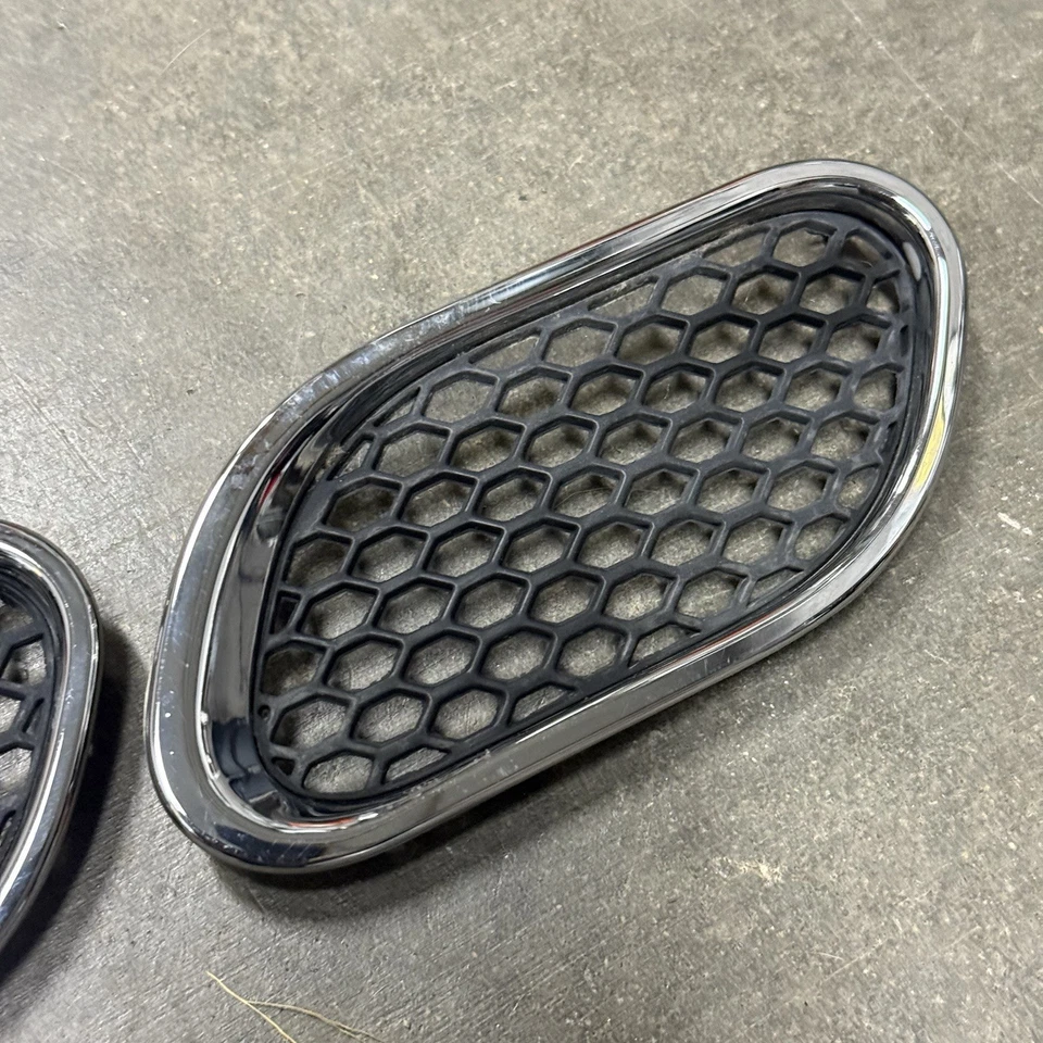 2003-2013 Maserati Quattroporte M139 Right Side Fender Grill Grille Vent Set OEM - Image 4 of 4