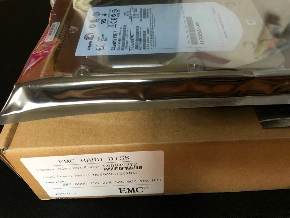 NEW EMC 005049274 005049677 005049675 600GB 3.5" SAS 15K V3-VS15-600 HARD DRIVE - Image 3 of 4