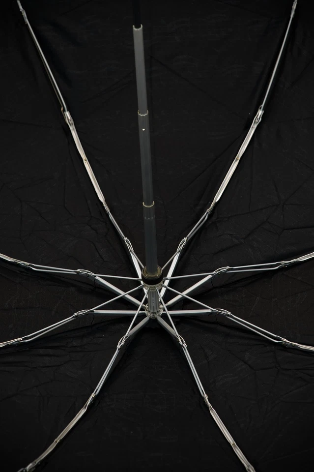 Paraguas pequeño negro con notas Foto 3 de 4