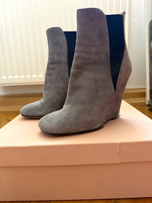 Miu Miu Damen Stiefeletten EU 38 Grau Wildleder Keilabsatz sehr hoch