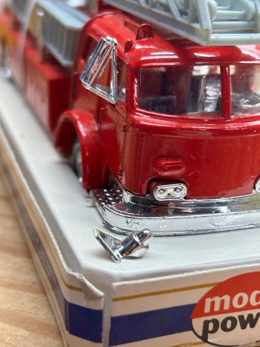 MODEL POWER PLAYART 1:48 SCALE RED AMERICAN LA FRANCE FIRE LADDER TRUCK DAMAGED - Picture 19 of 21