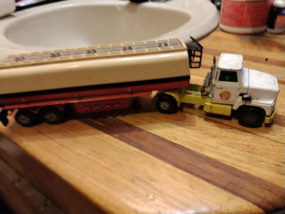 VINTAGE Matchbox Shell Ford Lts series tractor and Texaco articulated tanker - Image 3 of 4