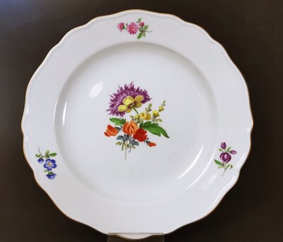 Meissen Kuchenteller im Dekor Bunte Blume 3 Goldrand Ø 18 cm, neuwertig