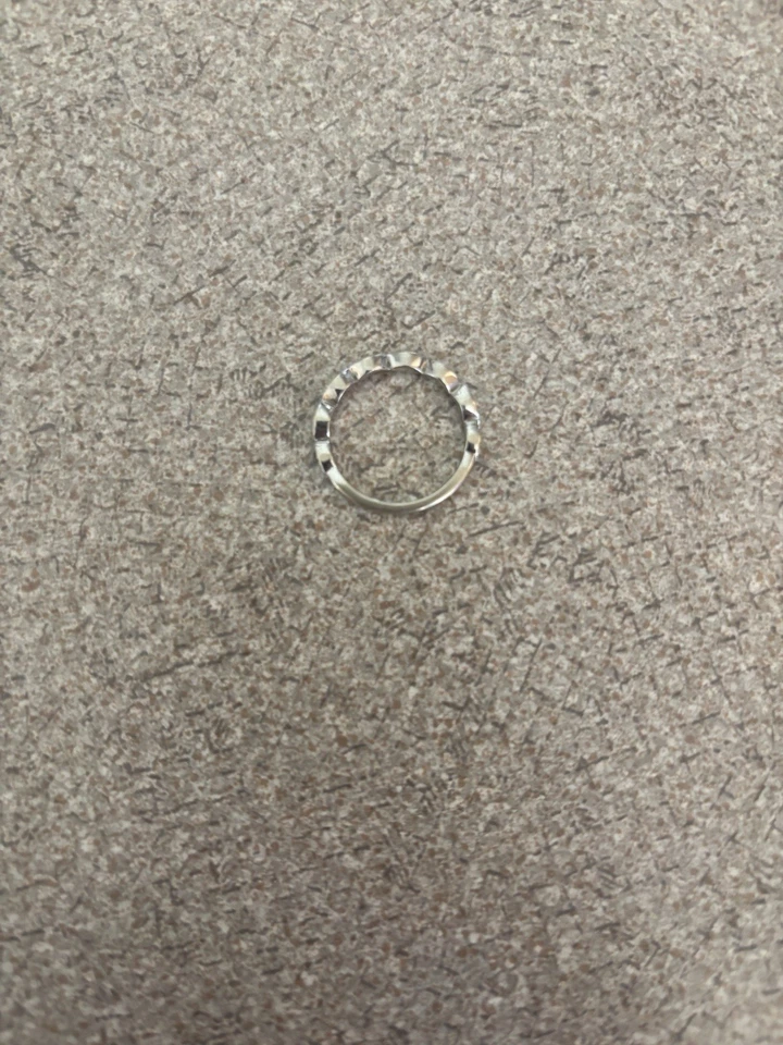 Anillo bueno blanco talla 7 14k con diamantes muy por debajo de precio nuevo Foto 3 de 4