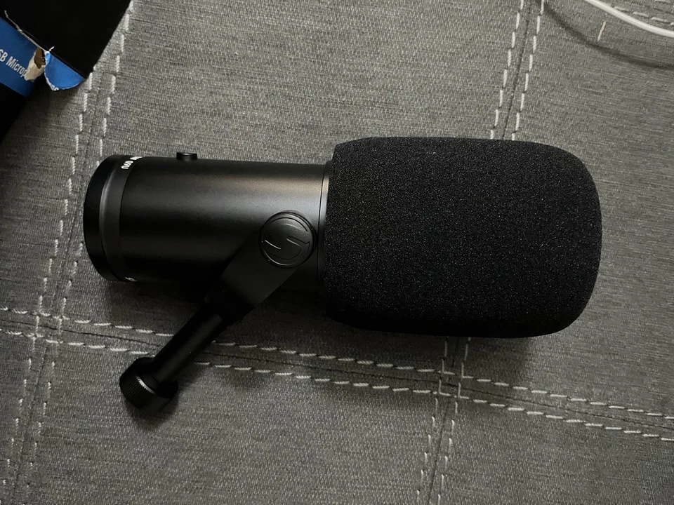 Samson Q9U XLR/USB Dynamic Broadcast Microphone + Desk Microphone Stand + Mic... - Image 3 of 4