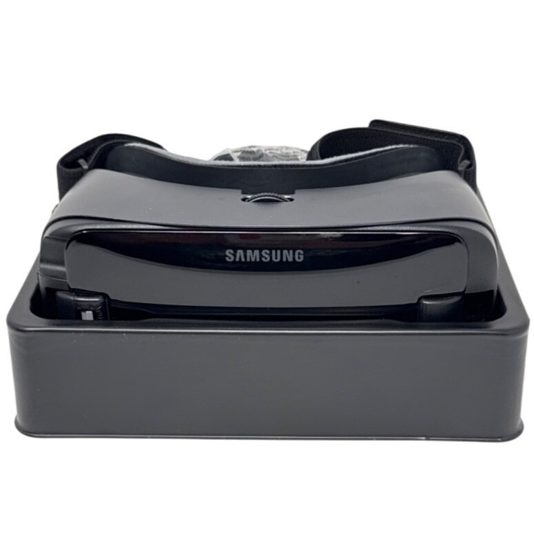 Samsung Gear VR with Controller Powered by Oculus Immersive 360