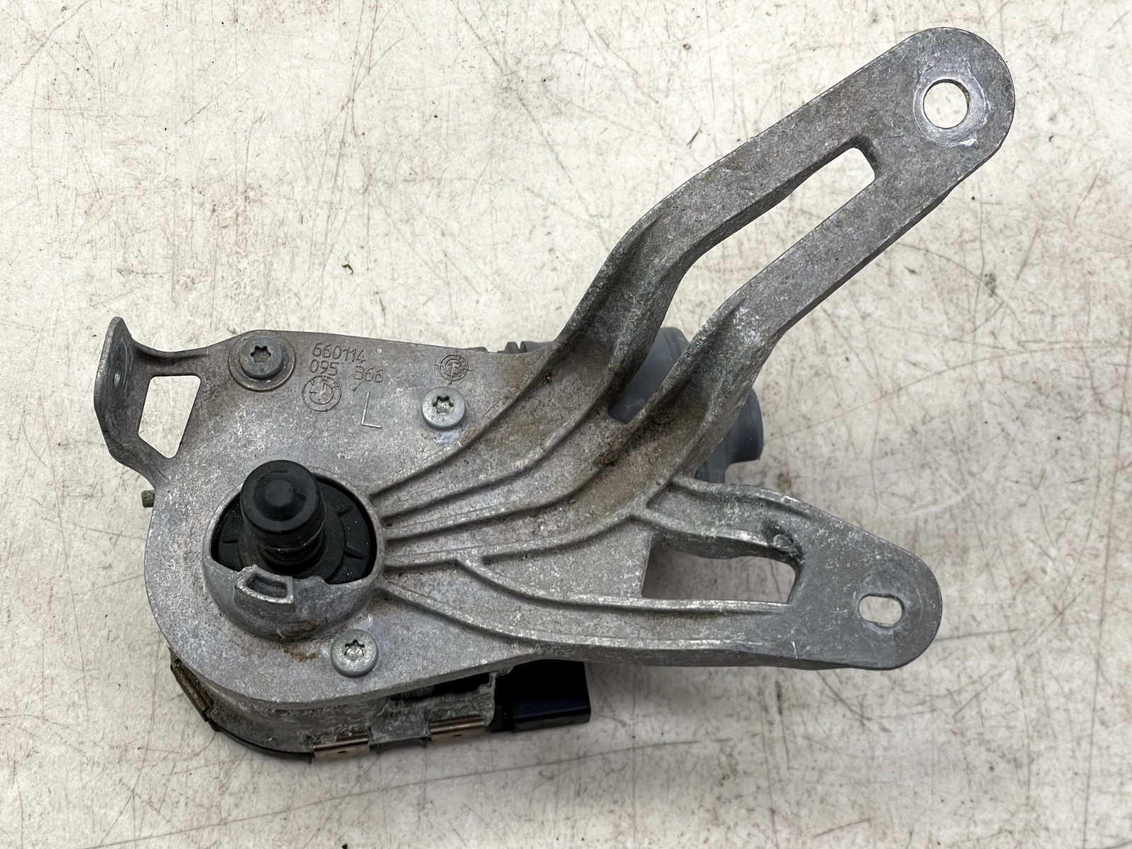 2014-2020 BMW I8 OEM FRONT LEFT DRIVER SIDE WINDSHIELD WIPER MOTOR