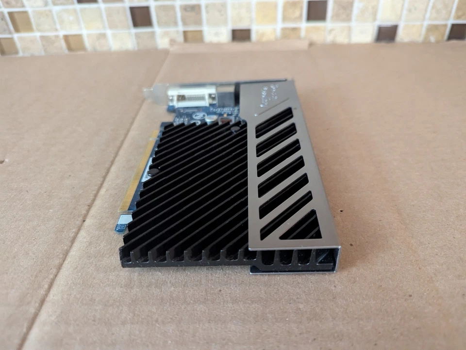 GIGABYTE GV-RX24T256H ATI RADEON PCI-E 256MB GRAPHICS CARD F8-5(13) - Image 4 of 4