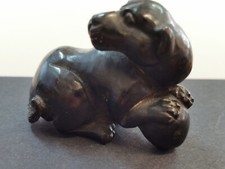 Cagnolino Netsuke, scultura giapponese in legno, antico. Firmato e intagliato a mano