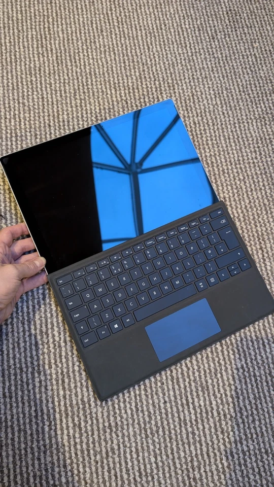 Microsoft Surface Pro 5 (2017) - Intel Core i7-7660U - 16GB RAM - 1TB SSD - 12.3 - Image 2 of 4