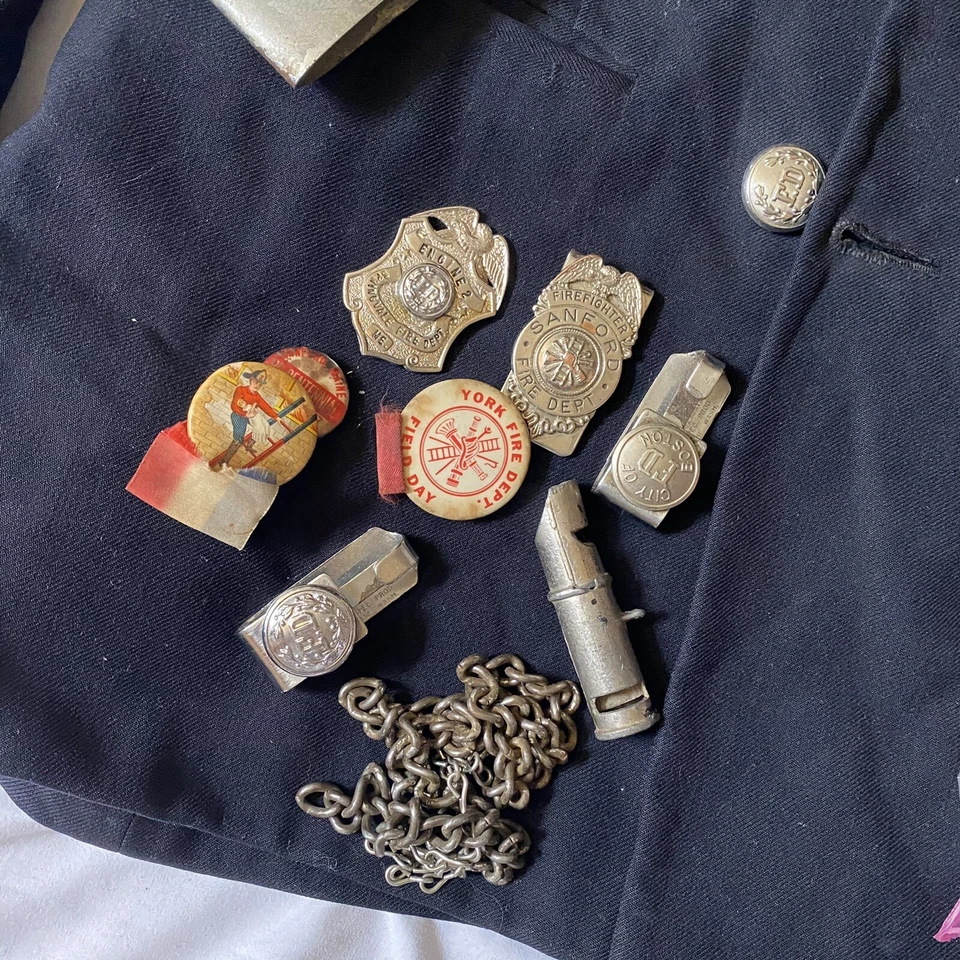De colección 1940 Boston Bombero Agrupación Uniforme Sombrero Insignias Botones etc Foto 2 de 4