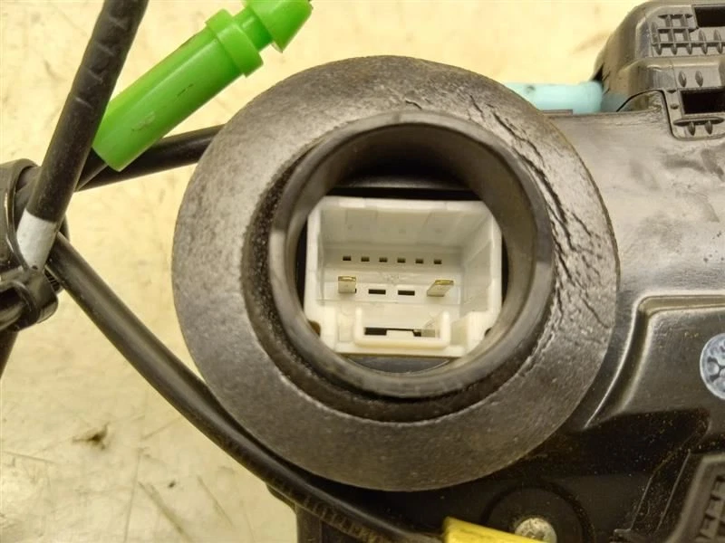 Actuador de bloqueo de puerta trasera Scion XD 2012 1,8 L lado del conductor Foto 4 de 4