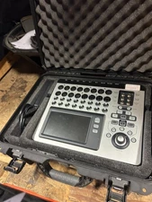 QSC TouchMix-16 Digital Mixer with Hard Case – Great Condition