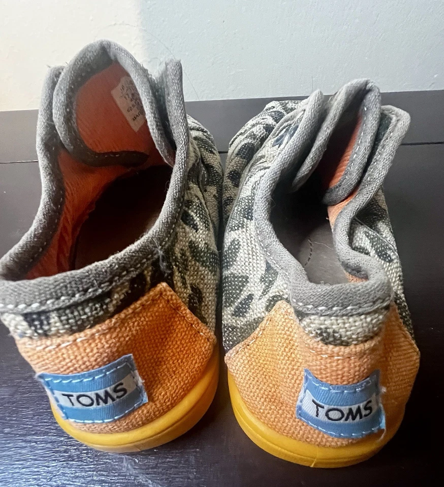 Toms sin cordones, camuflaje naranja/marrón, niño pequeño talla 10 EE. UU. Foto 2 de 4