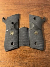 Taurus PT99 AF Pachmayr Signature Wrap Around Rubber Grips Nice Condition Cheep