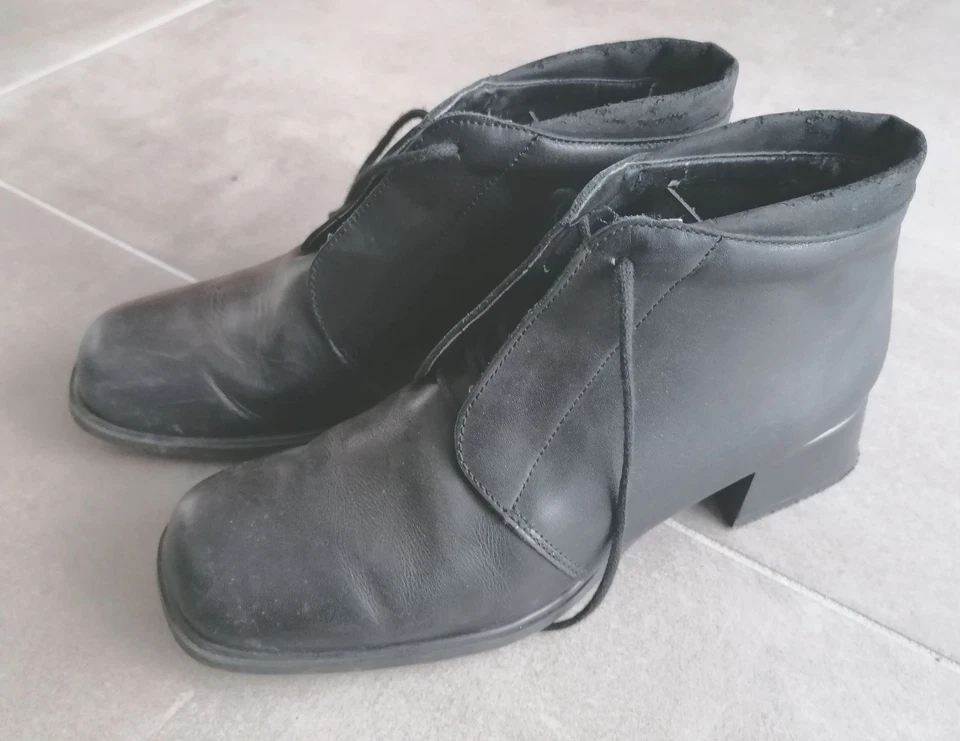 Chaussures montantes noires petit talon pointure 38 avec lacets - Photo 1/4