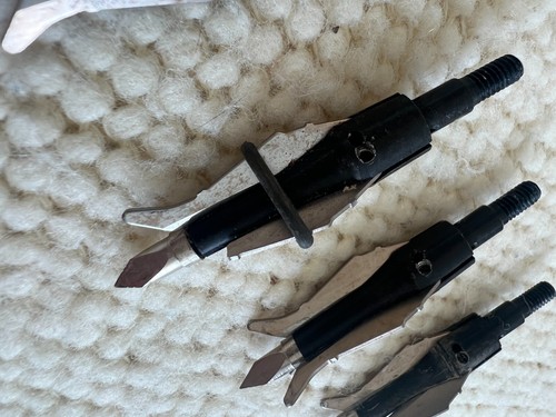 Lot of 4 Mechanical Archery Broadheads - Picture 4 of 6