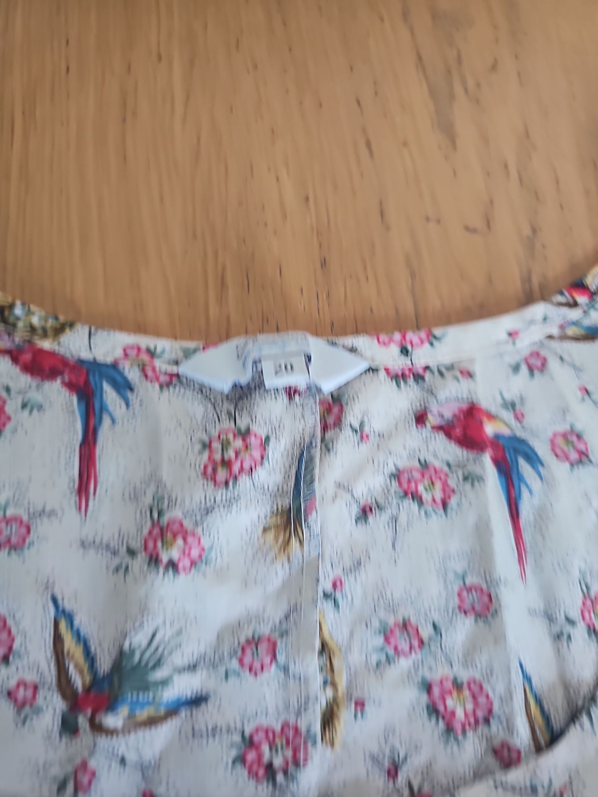 Vintage-Style Tropical Bird Print Sleeveless Blouse image 2