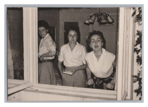 Kobieta wyciąga język - stare zdjęcie z lat 50. - Zdjęcie 1 z 2