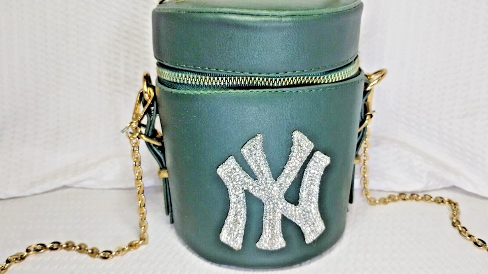 Stylish New York Yankees Designer Handbag for the Fashion Enthusiast - Image 2 of 4