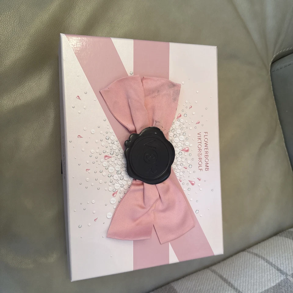 Perfume Viktor Rolf Flowerbomb 12 x 8 1/2 x 4 nuevo (leves daños) Foto 2 de 4