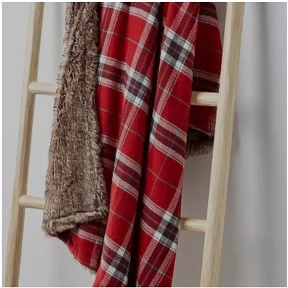 Colección Martha Stewart franela a cuadros reverso a tiro de piel sintética, valor de $130 Foto 2 de 3