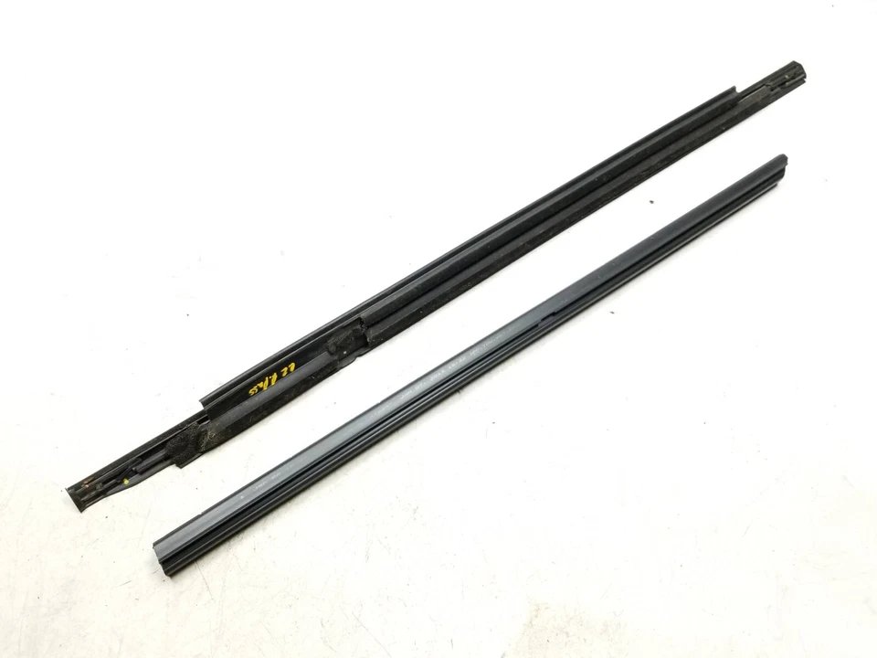 11-14 Chrysler 200 Sedan Window Belt Seal Rear Passenger Side Right 2Pcs OEM - Image 2 of 4