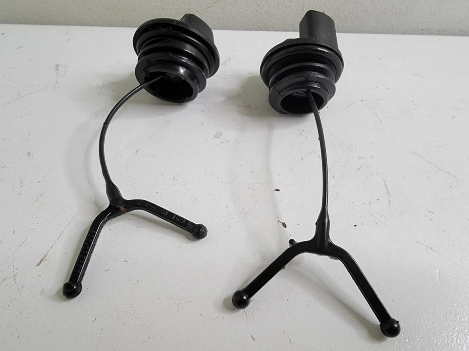 Poulan Pro 295 Chainsaw Gas Cap Oil Cap OEM Used Screw In Plastic Plugs Foto 4 de 4