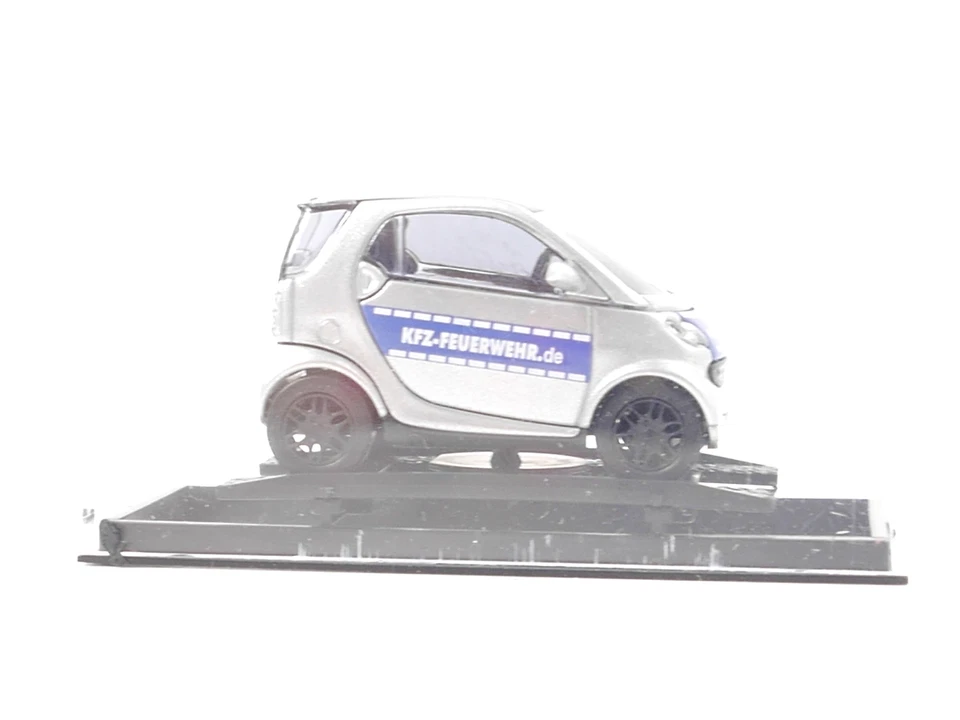 Busch H0 46165 Modellauto PKW Smart Fortwo Coupé "Kfz-Feuerwehr.de" 1:87 - Bild 3 von 3