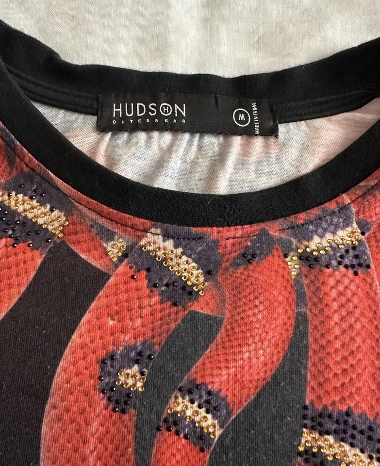 Camiseta Serpiente MED Hudson Ropa Exterior Negra Roja Pequeños Tachuelas Usada Foto 3 de 4