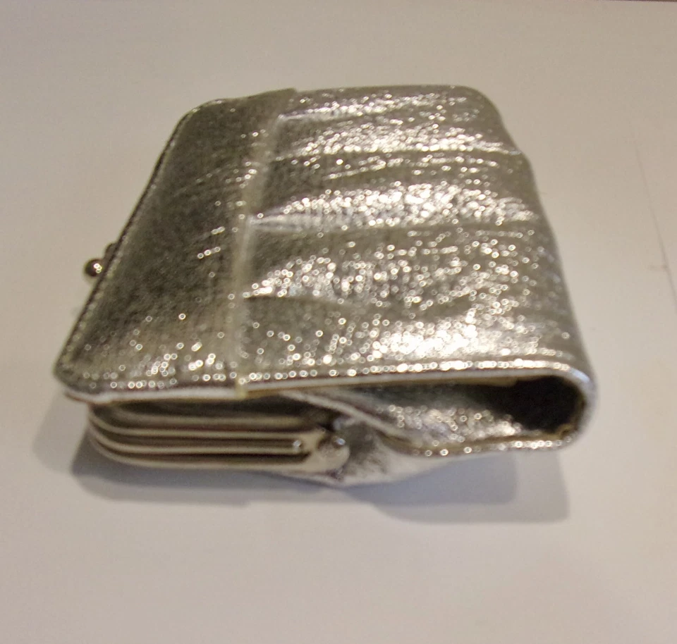 De colección. Cartera con cierre de pargos de punto de bloqueo de beso triple marco de cuero sintético plateado Foto 4 de 4