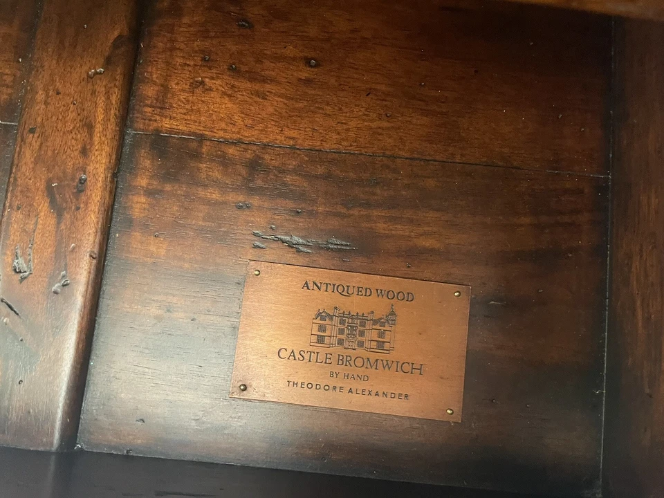 Mesita de noche antigua Theodore Alexander Castle Bromwich Foto 3 de 3