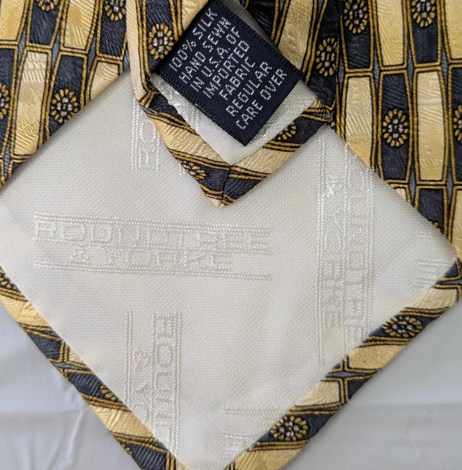 Corbata de seda geométrica Roundtree & Yorke para hombre amarilla azul hecha en EE. UU. 56 x 4 Foto 3 de 4