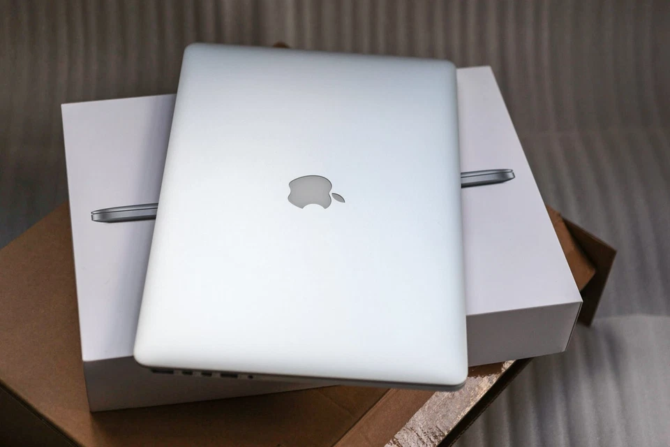 APPLE MACBOOK PRO 15" RETINA 2.6GHZ i7, 16GB RAM, 2TB SSD, BOXED. A1398 - Image 3 of 4